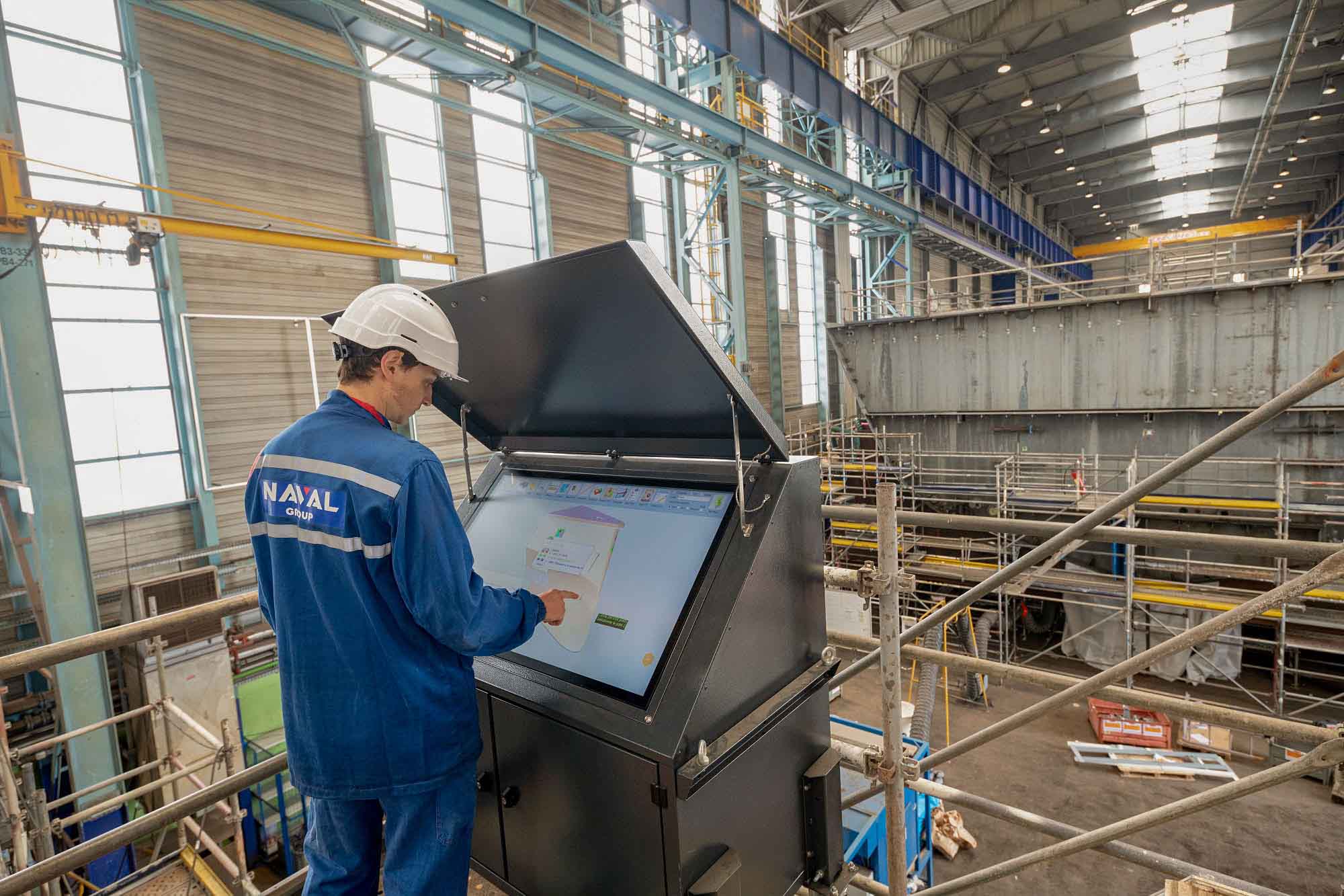 BIMBOX Modell Indoor wird von Bauarbeiter bedient